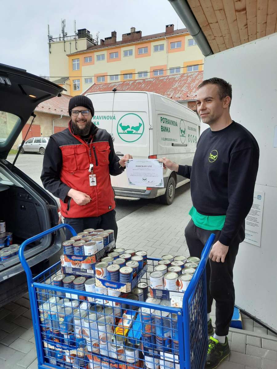 Zaměstnanci firmy Honeywell Aerospace Olomouc darovali přes 400 konzerv